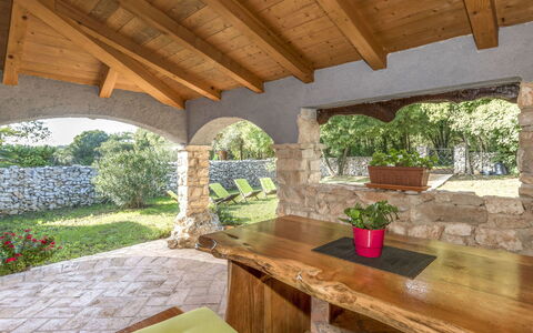 Cetina: Propriété, Bâtiment, Pièce, Maison, Immobilier, Meubles, Patio, Porche, Arrière-Cour, Cour