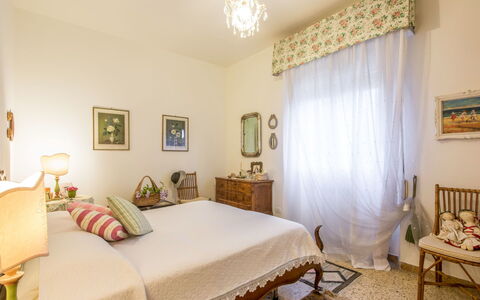 Madda: Chambre, Meubles, Pièce, Propriété, Lit, Design Intérieur, Cadre De Lit, Drap De Lit, Mur, Rideau
