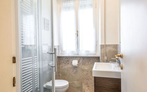 Madda: Propriété, Luminaire Plomberie, Salle De Bains, Évier, Bâtiment, Bois, Design Intérieur, Fenêtre, Robinet