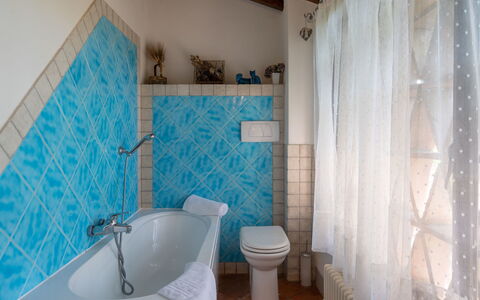 Villa Alba: Salle De Bains, Propriété, Pièce, Bleu, Sol, Turquoise, Design Intérieur, Baignoire, Mur, Rideau