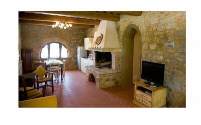 Carbonaia: Propriété, Bâtiment, Bois, Rectangle, Chaise, Confort, Sol, Table, Salon, Maison