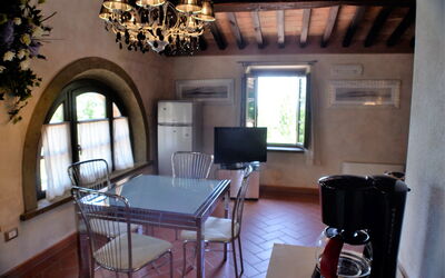 La Lama: Table, Meubles, Propriété, Fenêtre, Bâtiment, Chaise, Bois, Design Intérieur, Canapé, Salon