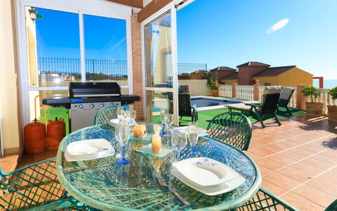 Villa Jazmin: Bleu, Jaune, Balcon, Tache De Bois, Hôtel, Plante D'Appartement