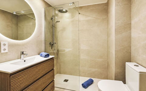 Vista al Mar: Sol, Sol, Mur, Luminaire Plomberie, Design Intérieur, Salle De Bains, Armoire De Toilette, Toilette, Miroir, Lavabo