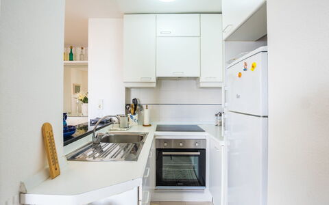 Vista al Mar: Propriété, Pièce, Blanc, Cuisine, Comptoir, Meubles, Design Intérieur, Maison, Bâtiment, Jaune