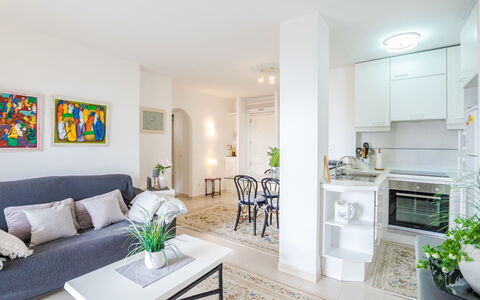 Vista al Mar: Salon, Pièce, Propriété, Meubles, Blanc, Design Intérieur, Bâtiment, Maison, Domicile, Jaune
