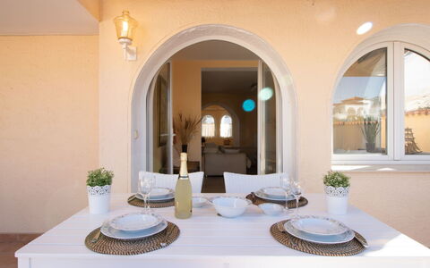 Bonica: Propriété, Pièce, Design Intérieur, Bâtiment, Maison, Immobilier, Table, Architecture, Meubles, Biens