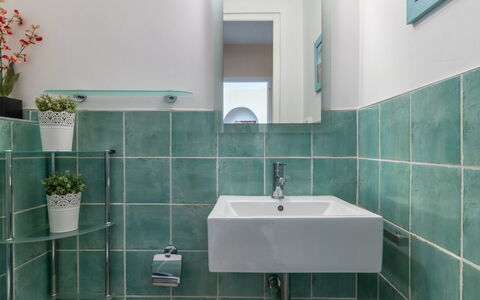 Bonica: Salle De Bains, Tuile, Robinet, Pièce, Propriété, Turquoise, Céramique, Accessoire Salle De Bain, Mur, Luminaire Plomberie
