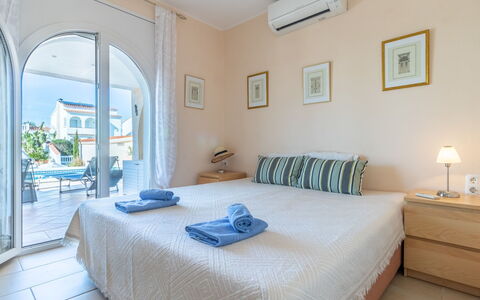 Bonica: Chambre, Meubles, Pièce, Lit, Propriété, Drap De Lit, Design Intérieur, Bâtiment, Matelas, Literie