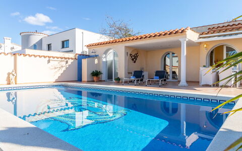 Bonica: Ciel, L'Eau, Meubles, Propriété, Bâtiment, Piscine, Fenêtre, Plante, Bleu Azur, Ombre