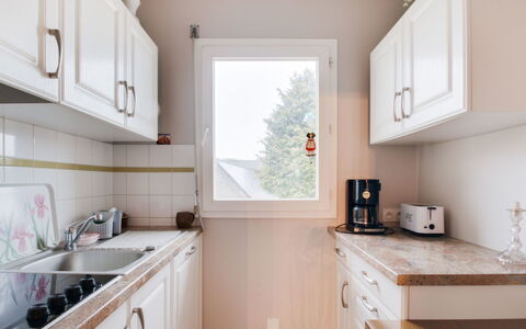 Le Hoche: Cabinetry, Evier, Comptoir, Propriété, Évier, Blanc, Bâtiment, Cuisine, Bois, Éclairage