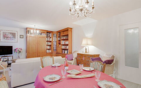 Le Hoche: Table, Meubles, Propriété, Vaisselle, Chaise, Cabinetry, Design Intérieur, Éclairage, Bois, Nappe De Table