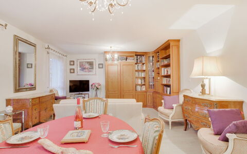 Le Hoche: Table, Meubles, Cadre, Propriété, Chaise, Cabinetry, Tiroir, Éclairage, Bois, Design Intérieur