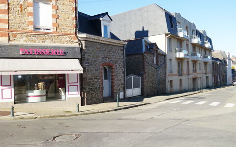 Le Hoche: Ciel, Fenêtre, Bâtiment, Zone Résidentielle, Asphalte, Maison, Surface De La Route, Éclairage Public, Immobilier, Façade