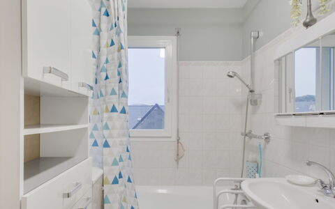 Le Hoche: Propriété, Luminaire Plomberie, Évier, Robinet, Miroir, Bleu, Fenêtre, Salle De Bains, Violet, Design Intérieur