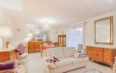 Le Hoche: Pièce, Propriété, Salon, Meubles, Design Intérieur, Maison, Rose, Bâtiment, Plafond, Sol