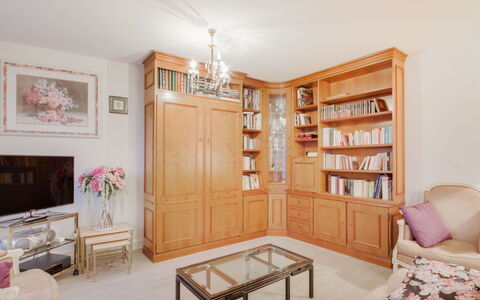 Le Hoche: Meubles, Propriété, Cadre, Table, Bois, Rayonnage, Éclairage, Étagère, Design Intérieur, Architecture