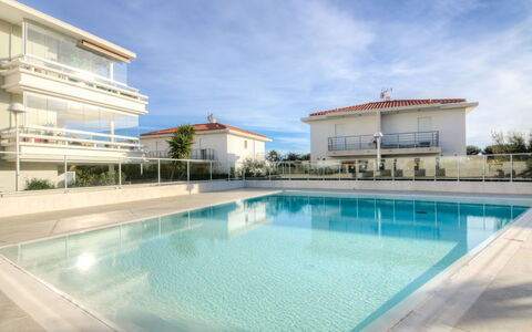 Carqueiranne 101: Piscine, Propriété, Immobilier, Aqua, Bleu Azur, Recours, Composite, Turquoise, Rectangle