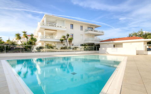 Carqueiranne 101: Piscine, Propriété, Nuage, Immobilier, Maison, Domicile, Zone Résidentielle, Villa, Aqua, Bleu Azur