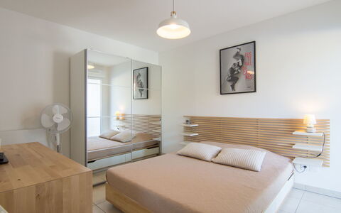 Carqueiranne 101: Bois, Lit, Pièce, Éclairage, Design Intérieur, Propriété, Sol, Mur, Literie, Drap De Lit
