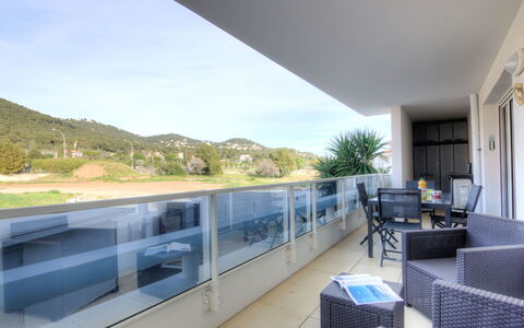 Carqueiranne 101: Design Intérieur, Propriété, Sol, Immobilier, Pièce, Canapé, Domicile, Sol, Mur, Plafond