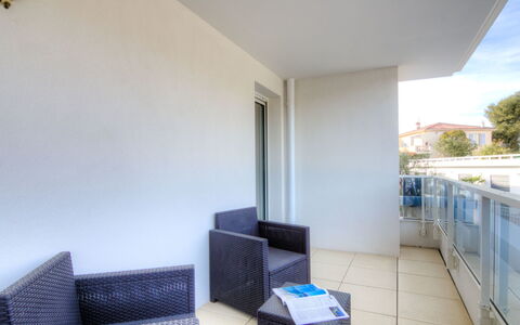 Carqueiranne 101: Pièce, Design Intérieur, Mur, Canapé, Sol, Sol, Immobilier, Plafond, Salon, Canapé-Lit