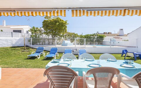 Villa Jacaranda V3: Propriété, Bâtiment, Immobilier, Piscine, Meubles, Maison, Pièce, Table, Restaurant, Recours