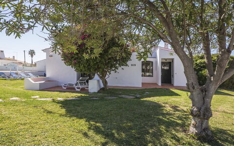 Villa Jacaranda V3: Propriété, Maison, Arbre, Domicile, Immobilier, Herbe, Pelouse, Architecture, Zone Résidentielle, Lot Terre