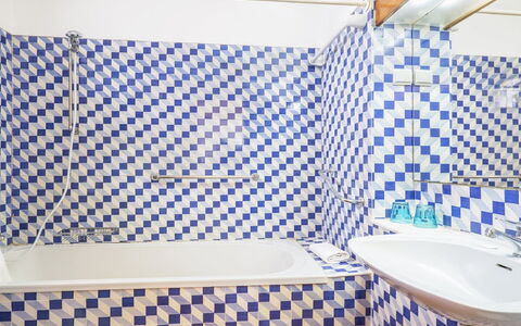 Villa Jacaranda V3: Salle De Bains, Bleu, Rideau De Douche, Pièce, Tuile, Propriété, Mur, Rideau, Design Intérieur, Accessoire Salle De Bain