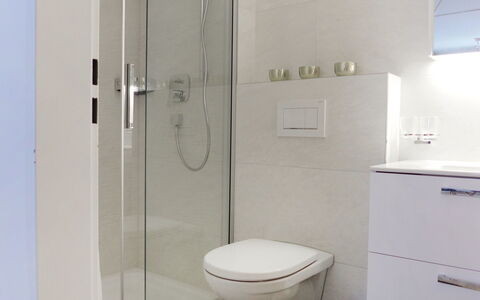 Le Mans: Salle De Bains, Propriété, Pièce, Toilette, Luminaire Plomberie, Robinet, Mur, Violet, Accessoire Salle De Bain, Siège De Toilette