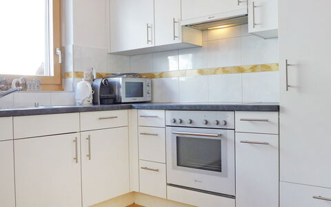 Le Mans: Comptoir, Cabinetry, Cuisine, Pièce, Meubles, Propriété, Principaux Appliance, Design Intérieur, Cuisinière, Électroménager