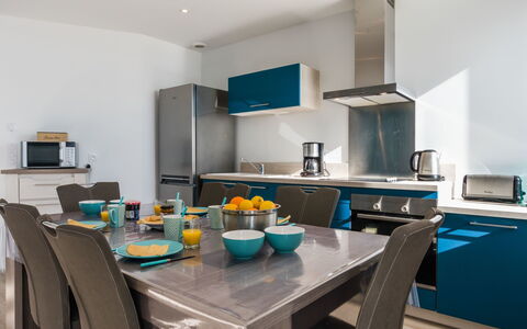 Roch Maria: Pièce, Propriété, Meubles, Design Intérieur, Turquoise, Cuisine, Bâtiment, Comptoir, Salle À Manger, Maison