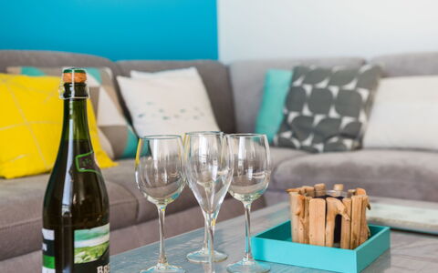 Roch Maria: Bouteille En Verre, Turquoise, Du Vin, Champagne Verres À Pied, Verre De Vin, Bouteille De Vin, Champagne, Boisson, Bouteille, Verres À Pied
