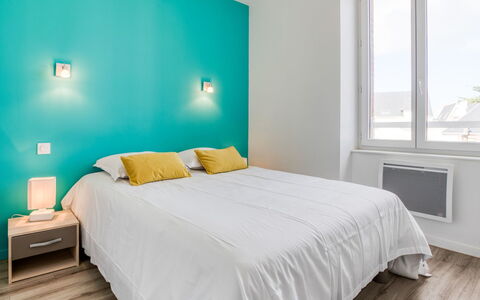 Roch Maria: Chambre, Lit, Meubles, Drap De Lit, Pièce, Propriété, Mur, Literie, Sol, Design Intérieur