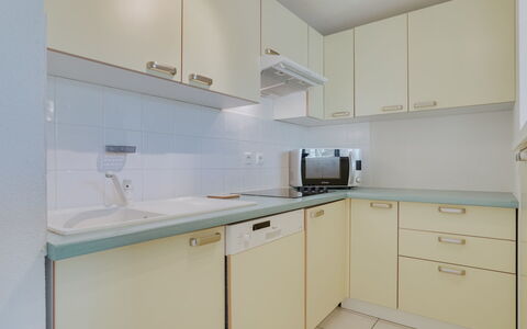 Les Écureuils: Comptoir, Cabinetry, Evier, Robinet, Évier, Cuisinière, Cuisine, Appareil De Cuisine, Bois, Tiroir