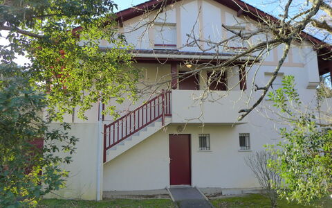 Les Écureuils: Bâtiment, Propriété, Fenêtre, Plante, Maison, Ciel, Arbre, Architecture, Végétation