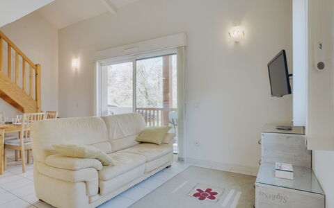 Les Écureuils: Meubles, Canapé, Rectangle, Bois, Fenêtre, Sol, Design Intérieur, Salon, Sol