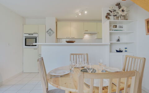 Les Écureuils: Meubles, Propriété, Table, Cabinetry, Bois, Chaise, Étagère, Design Intérieur, Éclairage, Comptoir