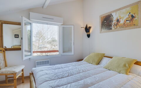 Les Écureuils: Meubles, Propriété, Bâtiment, Cadre, Fenêtre, Blanc, Confort, Bleu Azur, Design Intérieur, Bois
