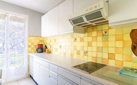 Les Ilaires: Cabinetry, Comptoir, Bâtiment, Cuisine, Robinet, Tiroir, Éclairage, Bois, Design Intérieur, Sol