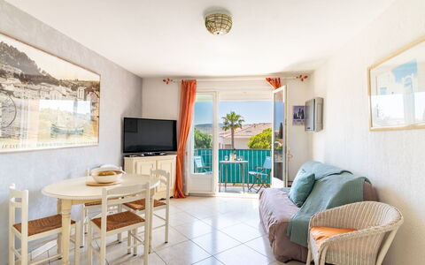 Les Ilaires: Meubles, Propriété, Table, Cadre, Chaise, Design Intérieur, Sol, Salon, Sol, Bois