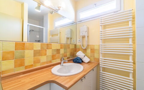 Les Ilaires: Miroir, Luminaire Plomberie, Robinet, Évier, Propriété, Salle De Bains, Lavabo, Bâtiment, Bois, Design Intérieur