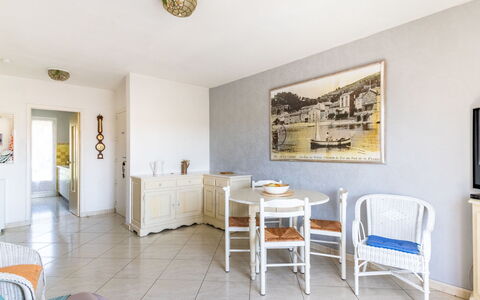 Les Ilaires: Cadre, Meubles, Propriété, Chaise, Table, Design Intérieur, Bois, Sol, Sol, Bâtiment