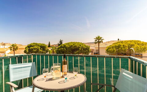 Les Ilaires: Ciel, Propriété, Meubles, L'Eau, Bleu Azur, Chaise, Bâtiment, Table, Mobilier De Jardin, Design Intérieur