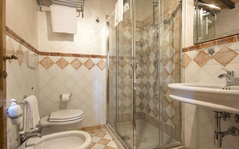 Giglio: Salle De Bains, Propriété, Pièce, Design Intérieur, Tuile, Luminaire Plomberie, Mur, Immobilier, Architecture, Sol