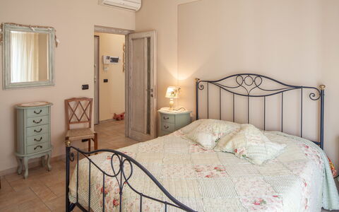 Evelyn Apartment - Diano Marina: Chambre, Lit, Pièce, Meubles, Propriété, Drap De Lit, Cadre De Lit, Literie, Design Intérieur, Sol