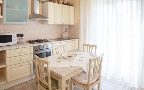 Evelyn Apartment - Diano Marina: Meubles, Propriété, Pièce, Design Intérieur, Bâtiment, Cuisine, Sol, Cabinetry, Table, Salle À Manger