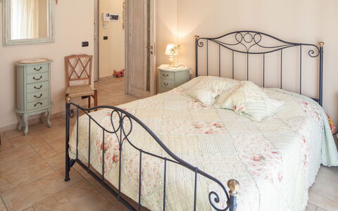 Evelyn Apartment - Diano Marina: Chambre, Lit, Meubles, Pièce, Drap De Lit, Cadre De Lit, Propriété, Literie, Le Fer, Produit