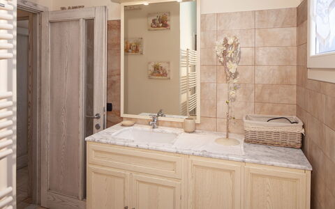 Evelyn Apartment - Diano Marina: Salle De Bains, Pièce, Propriété, Armoire De Toilette, Tuile, Meubles, Accessoire Salle De Bain, Design Intérieur, Robinet, Sol