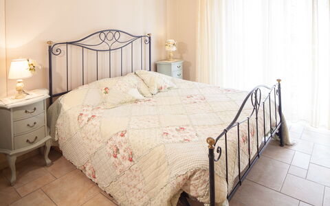 Evelyn Apartment - Diano Marina: Chambre, Lit, Meubles, Drap De Lit, Pièce, Cadre De Lit, Propriété, Produit, Literie, Matelas